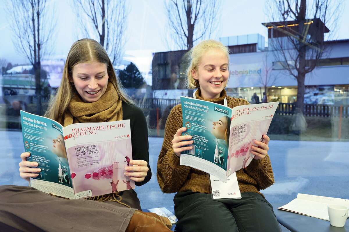 zwei Studentinnen lesen die pharmazeutische Zeitung