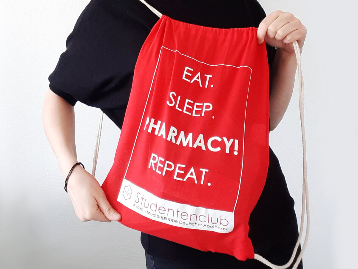 Bild einer Erstsemestertasche in rot mit Text: Eat.Sleep.Pharmacy.Repeat.