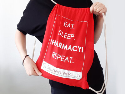 Bild einer Erstsemestertasche in rot mit Text: Eat.Sleep.Pharmacy.Repeat.